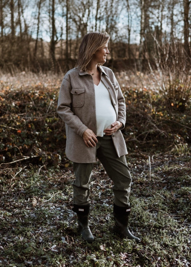 Herbst- und Winterlook der schwangeren Aurélie mit dem MUM Stillpullover von Milk Away