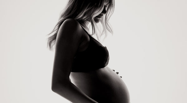Profilfoto einer schwangeren Frau in ihrer Unterwäsche. ©Janko Ferlic für Unsplash.