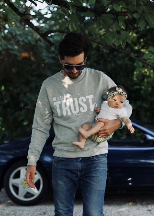 Graues Sweatshirt für Papas, ein originelles Geschenk zur Geburt für einen jungen Vater