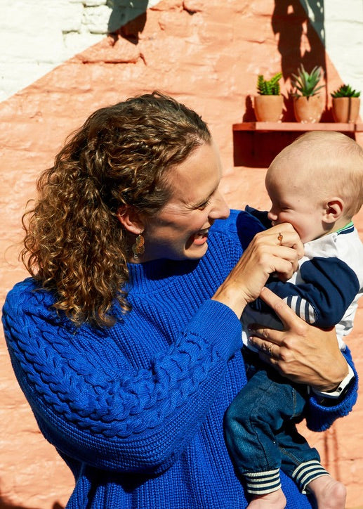 Milk Away königsblauer Strick-Stillpullover aus Bio-Baumwolle für die Schwangerschaft und zum Stillen eines Babys oder Kleinkindes