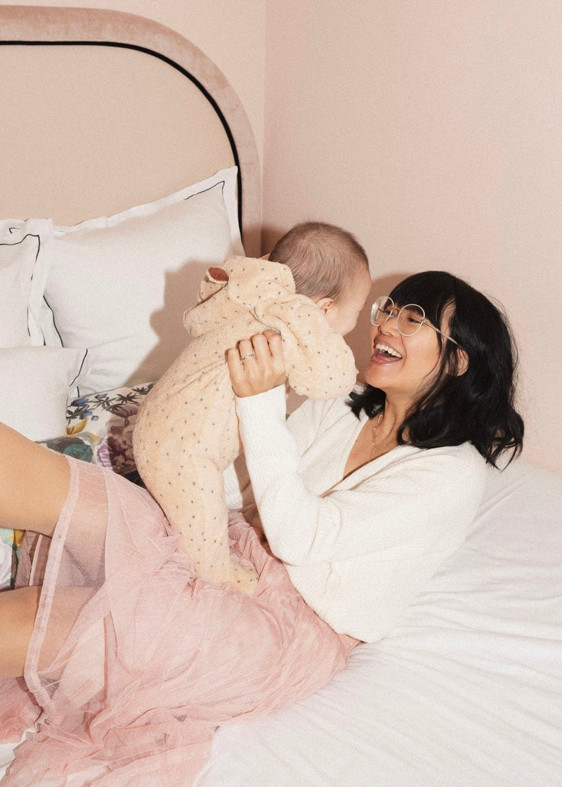 Sarah trägt MUM-Stillpullover von Milk Away zu einem rosa Rock 